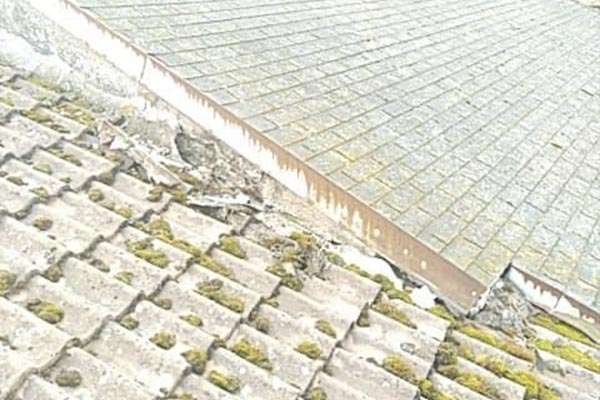 Démoussage et nettoyage de toiture à Beynes (78650) - Les Couvreurs de Beynes dans les Yvelines (78) Démoussage et nettoyage de toiture à Beynes (78650) - Les Couvreurs de Beynes dans les Yvelines (78)