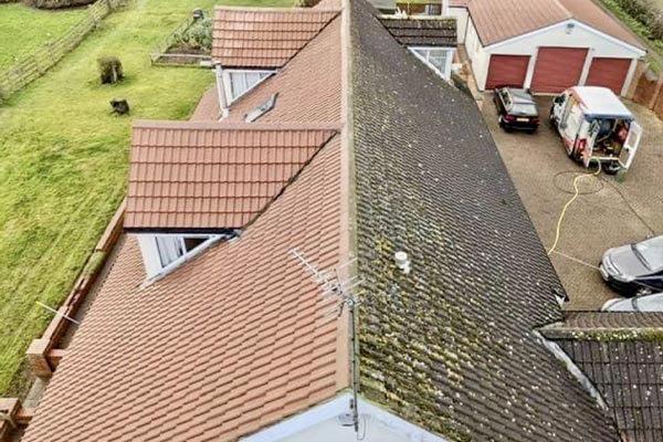 Démoussage et nettoyage de toiture à Beynes (78650) - Les Couvreurs de Beynes dans les Yvelines (78) Démoussage et nettoyage de toiture à Beynes (78650) - Les Couvreurs de Beynes dans les Yvelines (78)