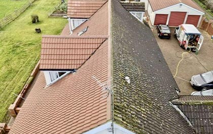 Démoussage et nettoyage de toiture à Beynes (78650) - Les Couvreurs de Beynes dans les Yvelines (78)